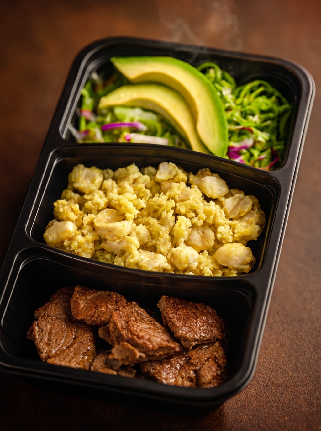 Almuerzo Nutres preparado por Carla Moya — carne, mote y ensalada con aguacate