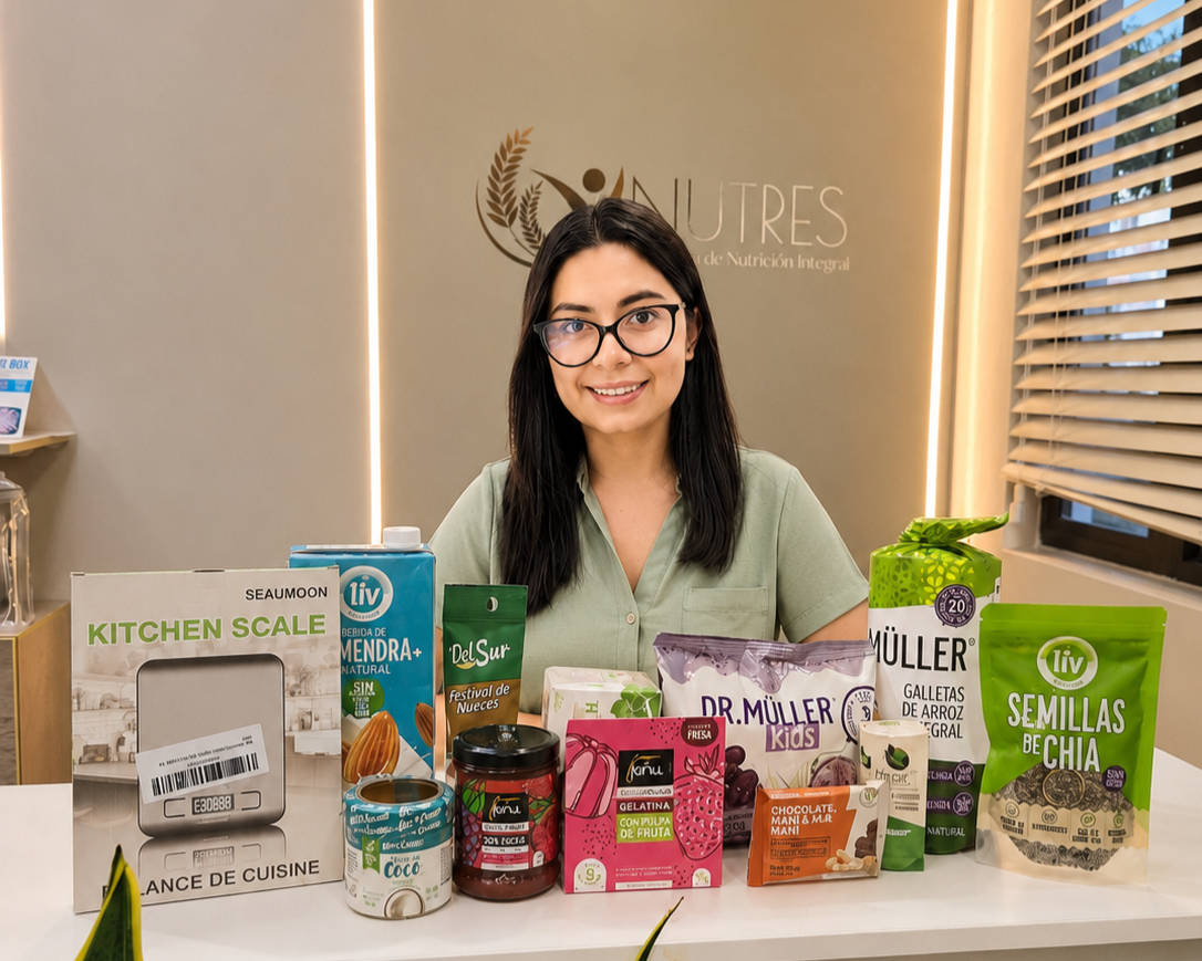 ND. Carla Moya con productos saludables recomendados en el consultorio Nutres