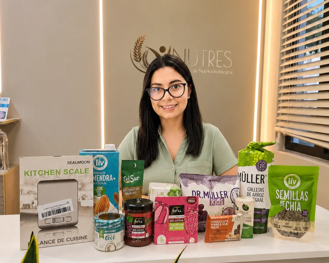 ND. Carla Moya con productos saludables recomendados en el consultorio Nutres